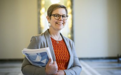 Ilmasto- ja ympäristöministeri Krista Mikkonen kertoi hallituksen ilmastotyöstä Kirkkonummen Vihreiden tilaisuudessa