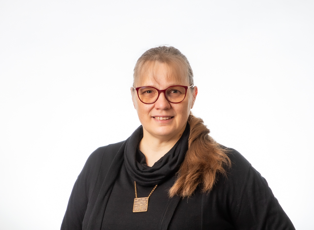 Kuva Lauri Lavannista hymyilemässä, päällään puku ja vihreä kravatti