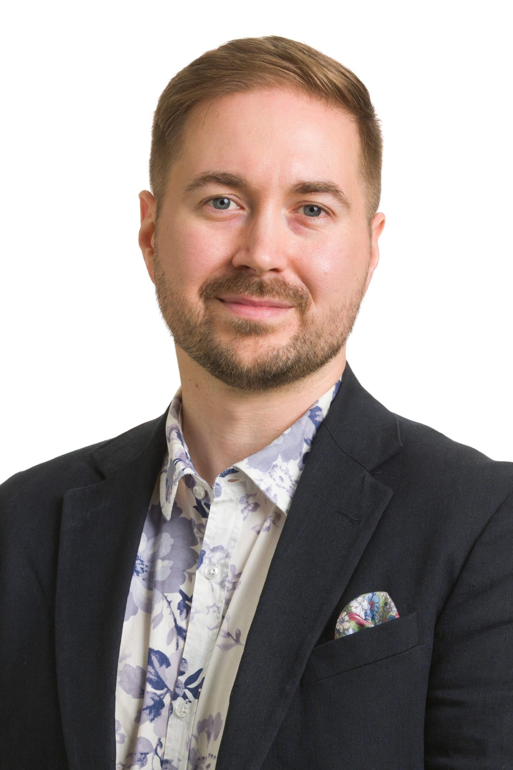 Lauri Lavanti, eduskuntavaaliehdokas, valkoinen kauluspaita päällä, jossa on sinisiä kukkia. Lisäksi päällä pikkutakki